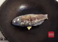 How to make delicious crucian carp soup Illustration 4