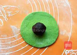 Illustration of how to make green leaf bean paste buns 9