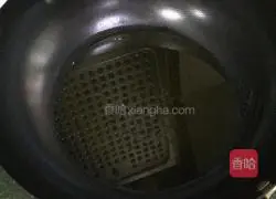 Illustration of how to make golden fried steamed bun slices 5