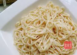 Illustration of how to make handmade mixed noodles 11
