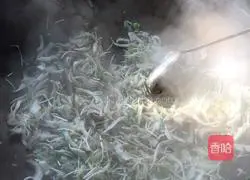 Illustration of how to make three fresh fried noodles 4