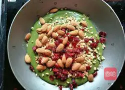 Illustration of how to make green sauce snowflake cake 7