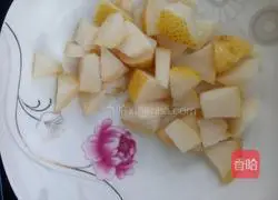 Illustration of how to make rock sugar, tremella and snow pear soup 4