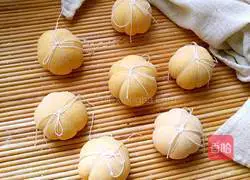 Illustration of making pumpkin buns with bean paste 13