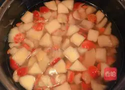 Illustration of how to fish fruits in sugar water 7