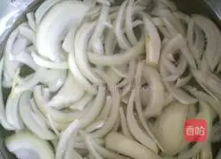 Illustration of how to make fried onions and eggs 1