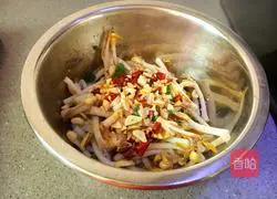 Illustration of how to make cold peanut sprouts 10