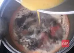 Illustration of how to make tomato, seaweed and egg drop soup 10