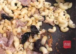 Illustration of how to make fried macaroni with lean meat 5