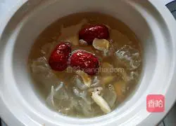 Illustration of how to make white fungus and sweet pear soup 5
