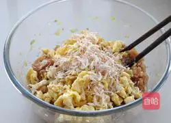 Illustration of how to make dumplings stuffed with pork and three delicacies 5