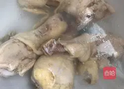 Illustration of how to make shredded chicken 6