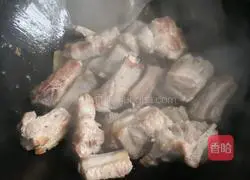 Illustration of how to make carrot, corn, yam and pork ribs soup 10