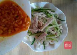 Illustration of how to make cold shredded chicken noodles 7