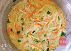 Illustration of how to bake cucumber, carrot shreds and eggs in rice cooker 7
