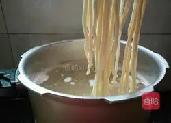 Celery and sea oysters Illustration of how to make sliced meat noodles 5