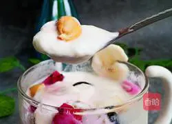 Illustration of how to make fruit and nut yogurt cups 8