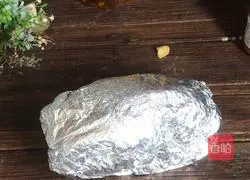 Illustration of how to make special salt-baked chicken 13