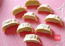 Illustration of how to make leek and pork dumplings 11