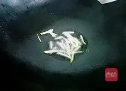 Illustration of how to make tomato crucian carp soup 4