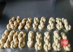 Illustration of how to make milky twist 5