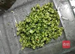 Illustration of how to make cucumber and egg pancakes 2