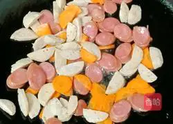 Illustration of how to make fried instant noodles with meatballs and sausages 13