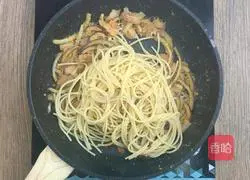 Illustration of how to make fried pasta with salted egg yolk and bacon 9