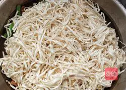  Illustration of how to make steamed braised noodles 5