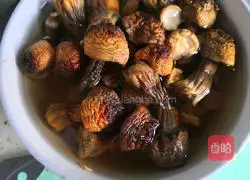 Illustration of how to stew chicken wings with matsutake, potatoes and kelp 4