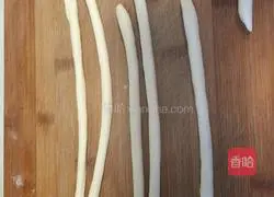  Illustration of how to make noodles with strips 7