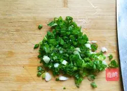 Illustration of how to make dumpling skin scallion pancakes 3