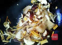 Illustration of how to make mushroom and meat slices soup 7