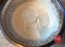 Illustration of how to fish coconut milk and fruit 9