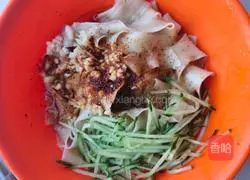 Illustration of how to make noodles with oil 14