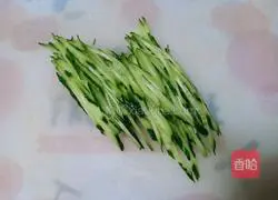 Illustration of how to make shredded cucumber noodles 2