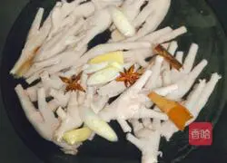 Illustration of how to make pickled pepper chicken feet 2