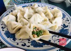 Illustration of how to make big meat dumplings with chives and sprouts 17