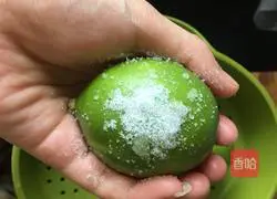 Illustration of how to make sea salt, lime and peach water 1