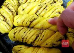 Pumpkin Fried Rolls with Salt, Pepper and Black Sesame Illustration of how to do it 19