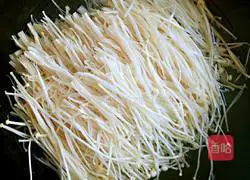 Illustration of how to make cold red oil enoki mushrooms 4
