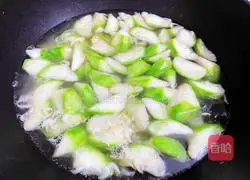 Illustration of how to make dried shrimps and loofah soup 6