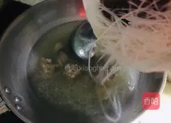 Illustration of how to make duck blood, vermicelli and mutton soup 3