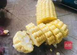 Illustration of how to make corn, yam and lean meat steaming cup 2