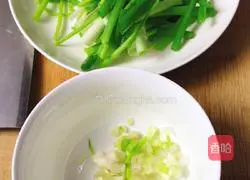 Illustration of how to make scallion noodles 1