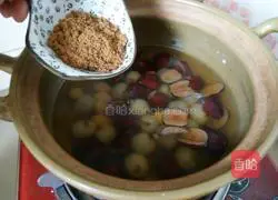 Illustration of how to make red date and longan blood-boosting soup 9
