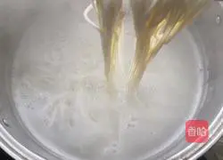 Illustration of how to make coriander noodles 4