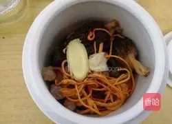 Illustration of how to make chicken soup with morels, cordyceps and flowers 3