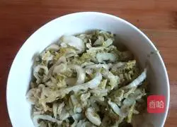 Illustration of how to make sauerkraut and kelp stewed 3