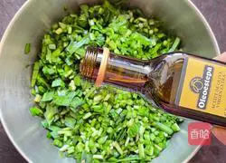 Illustration of how to make shrimp and leek box 3